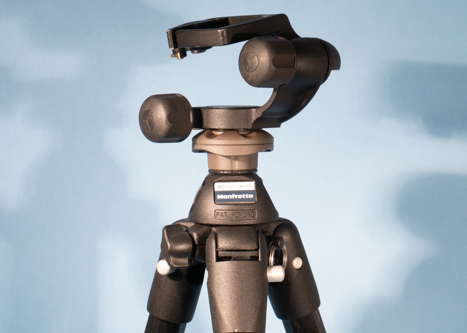 Manfrotto-440-CarbonOne-Carbon-Fibre-Tripod-460MG-Magnesium-3-Way-Head-137838700970-3