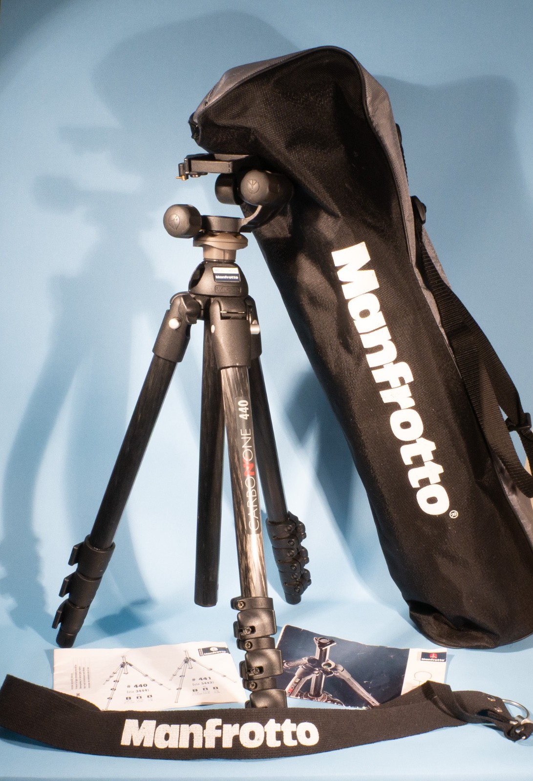 Manfrotto-440-CarbonOne-Carbon-Fibre-Tripod-460MG-Magnesium-3-Way-Head-137838700970