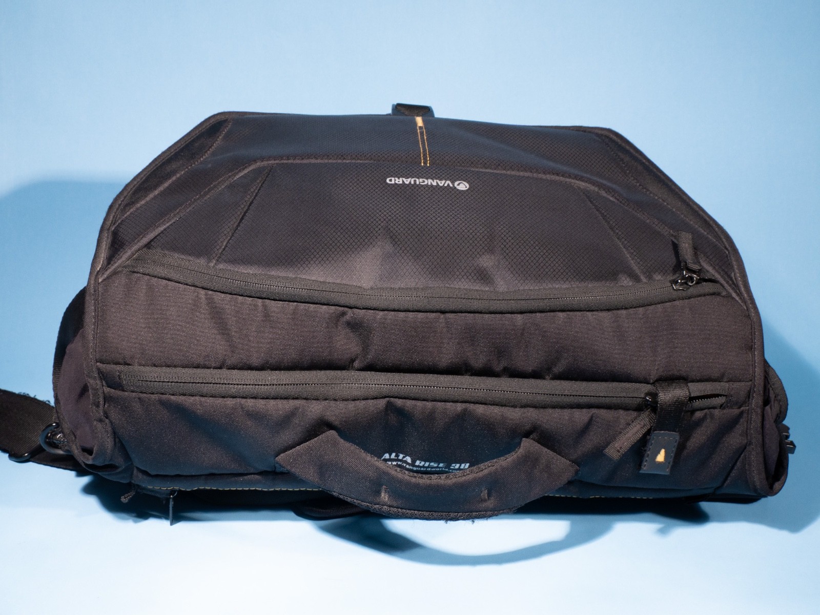 Vanguard-Alta-Rise-38-DSLR-Camera-Messenger-Bag-Excellent-137101595090-3