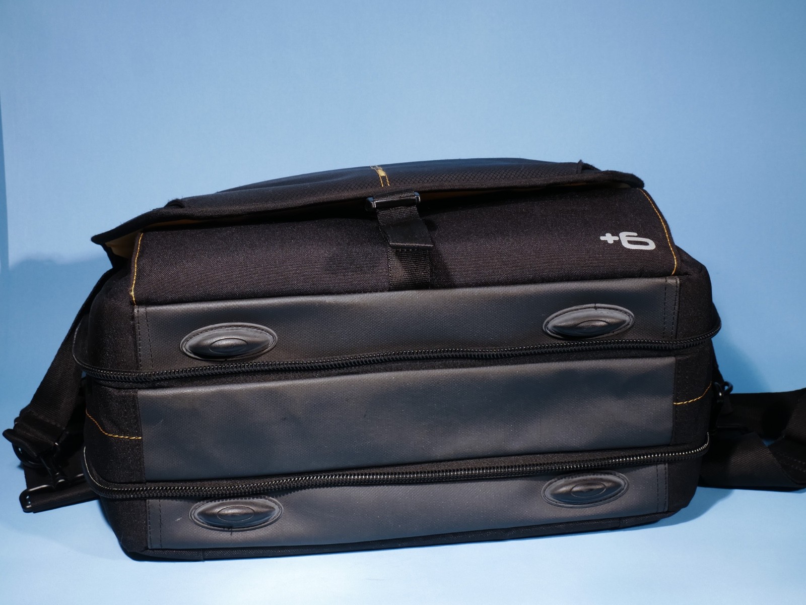 Vanguard-Alta-Rise-38-DSLR-Camera-Messenger-Bag-Excellent-137101595090-4