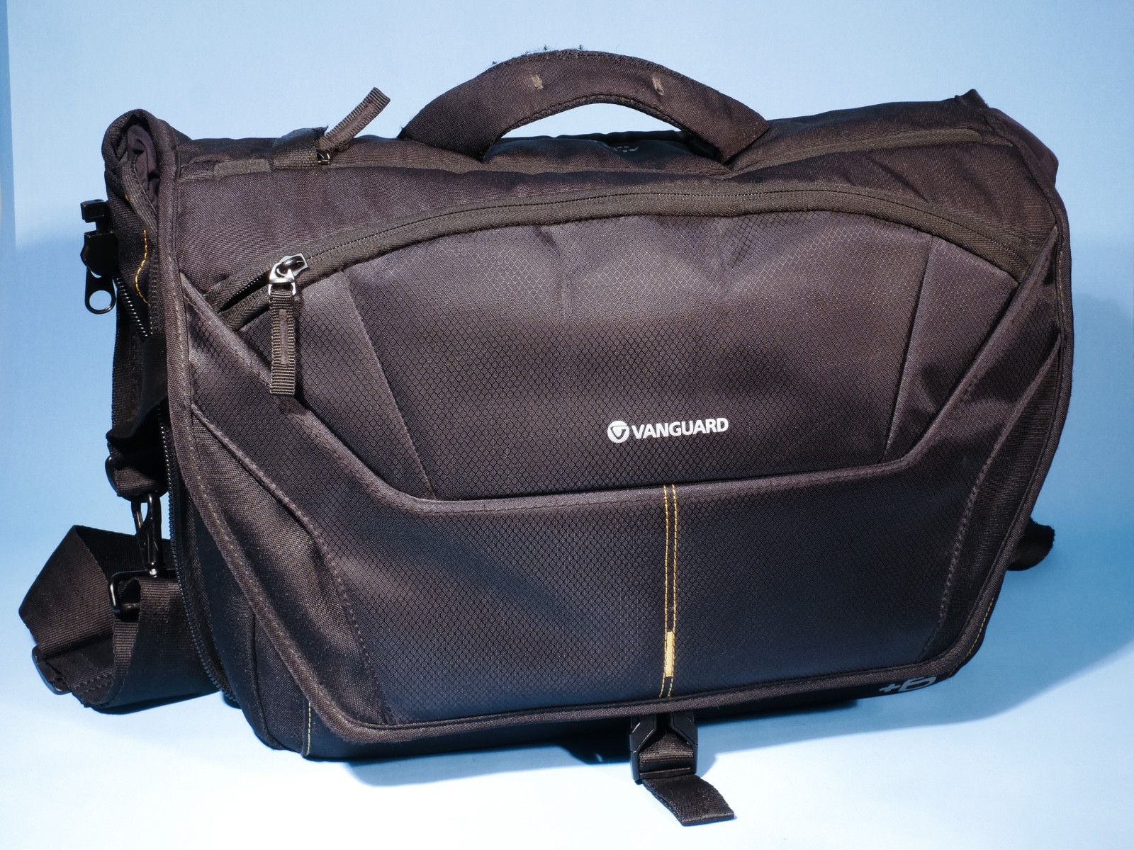Vanguard-Alta-Rise-38-DSLR-Camera-Messenger-Bag-Excellent-137101595090
