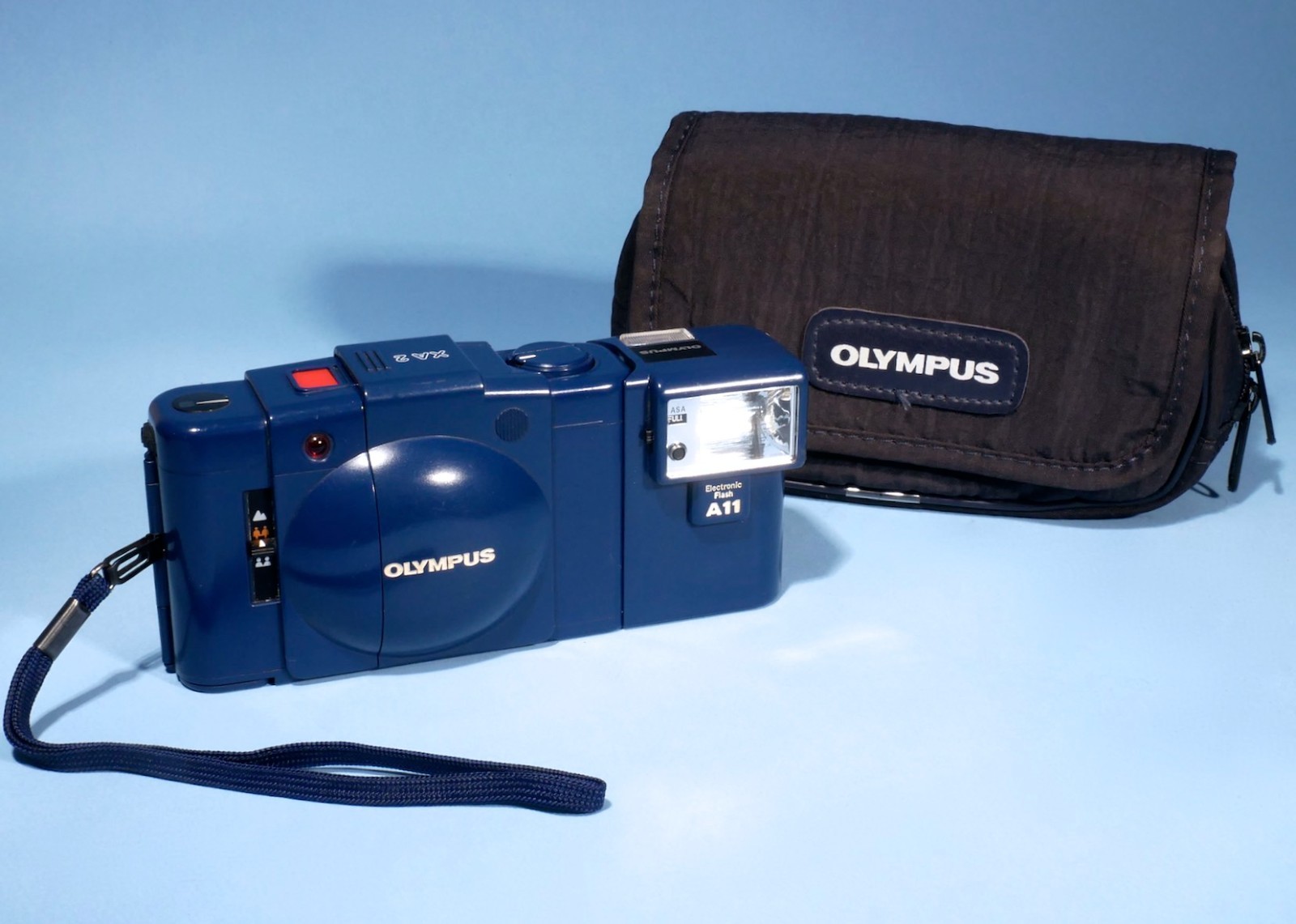 Olympus-XA-2-City-Blue-35mm-Compact-Film-Camera-DZuiko-f35-Lens-A11-Flash-136669761046