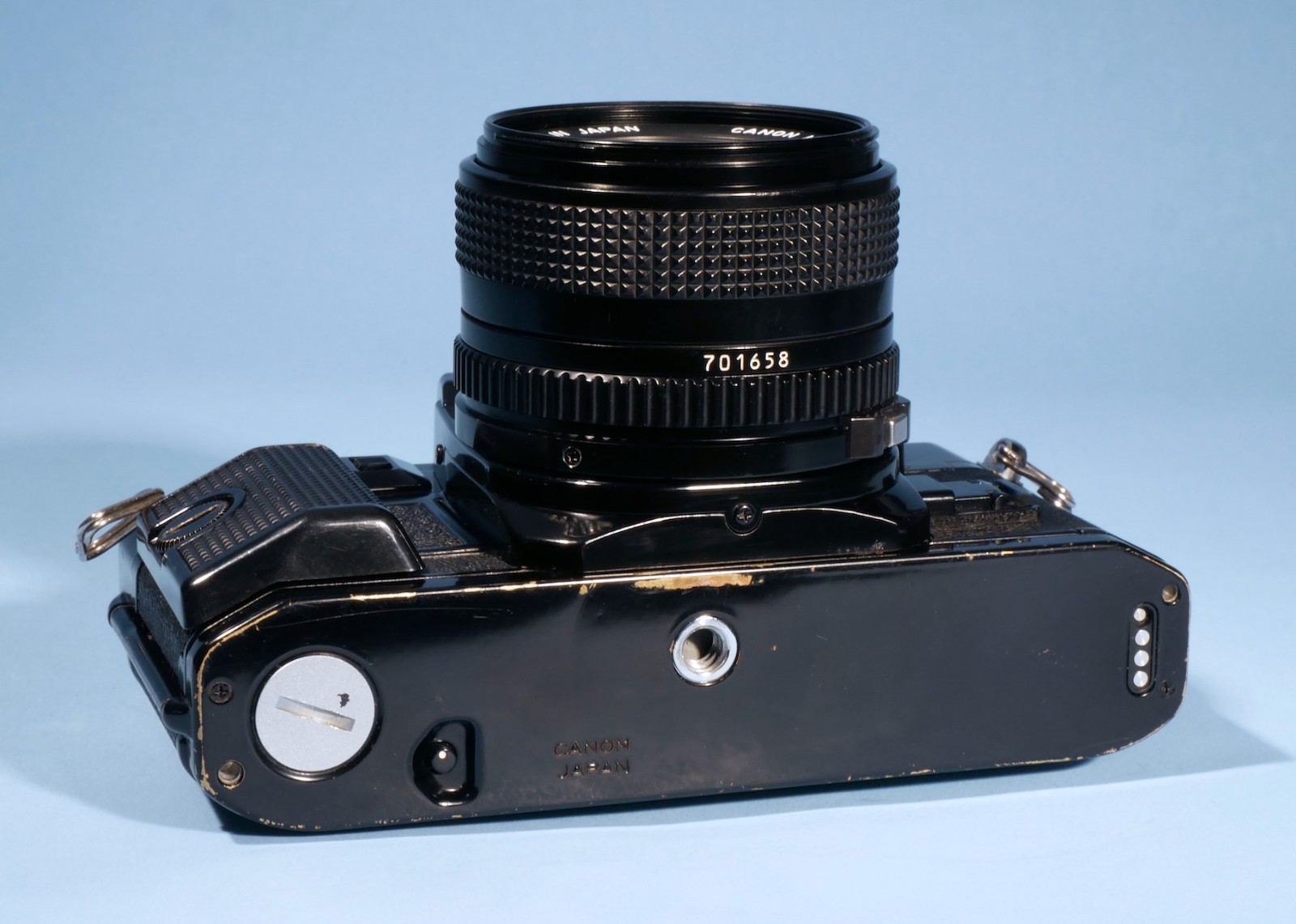 Canon-A-1-35mm-SLR-Film-Camera-FD-28mm-f28-Lens-Working-New-Seals-136803051539-5